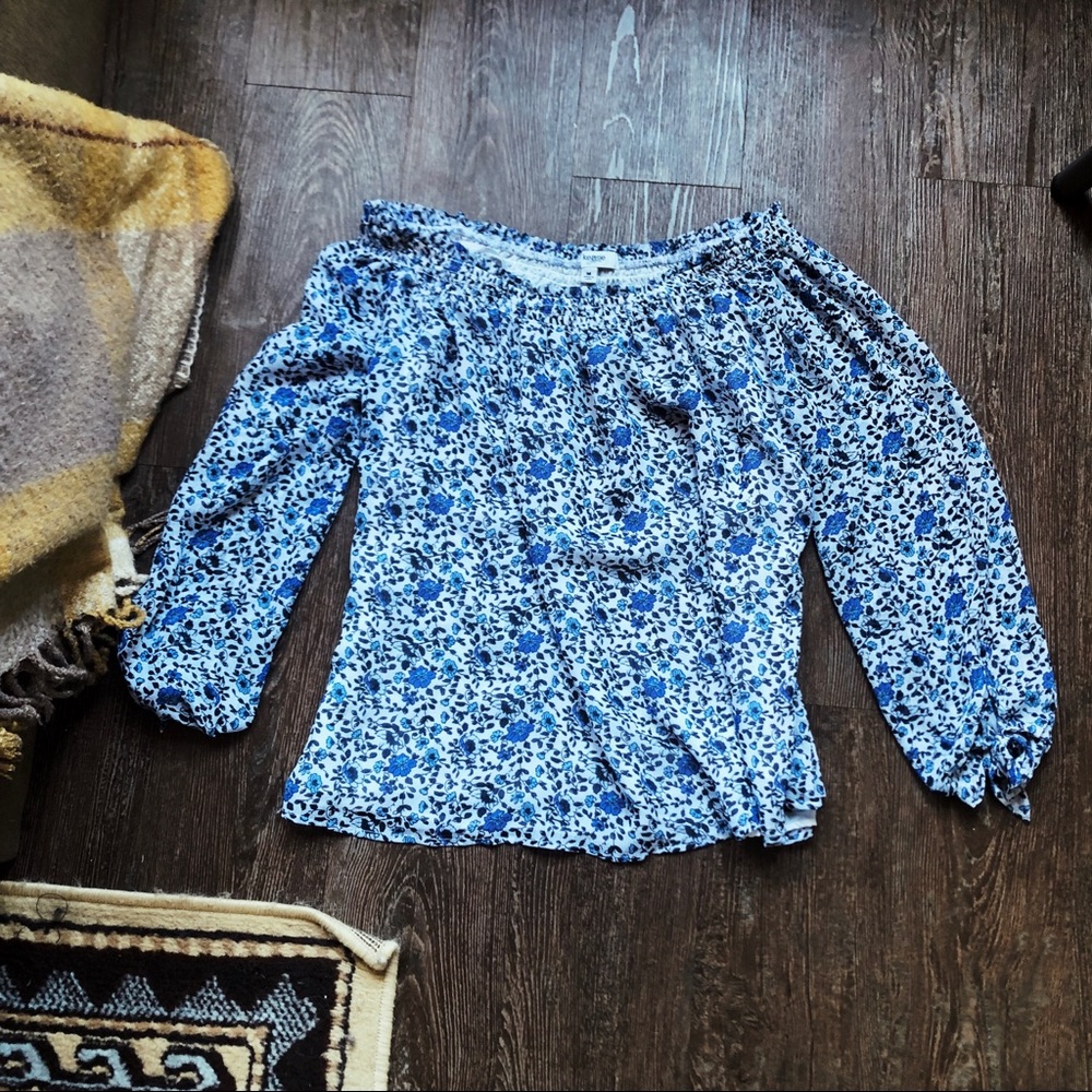 Kenzie off the shoulder top, M